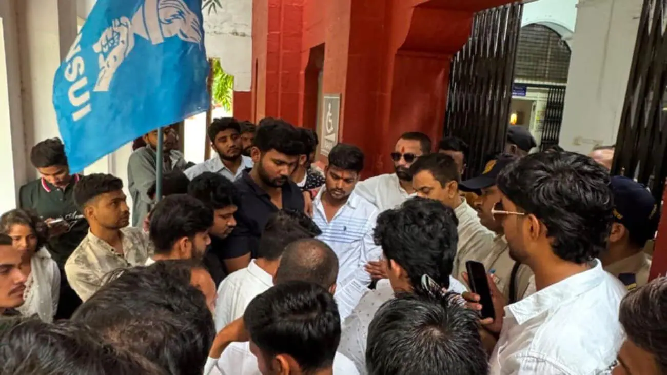 DAVV में छात्रों की समस्याओं को लेकर NSUI ने सौंपा ज्ञापन, 7 सूत्रीय मांगों पर की जल्द कार्रवाई की मांग