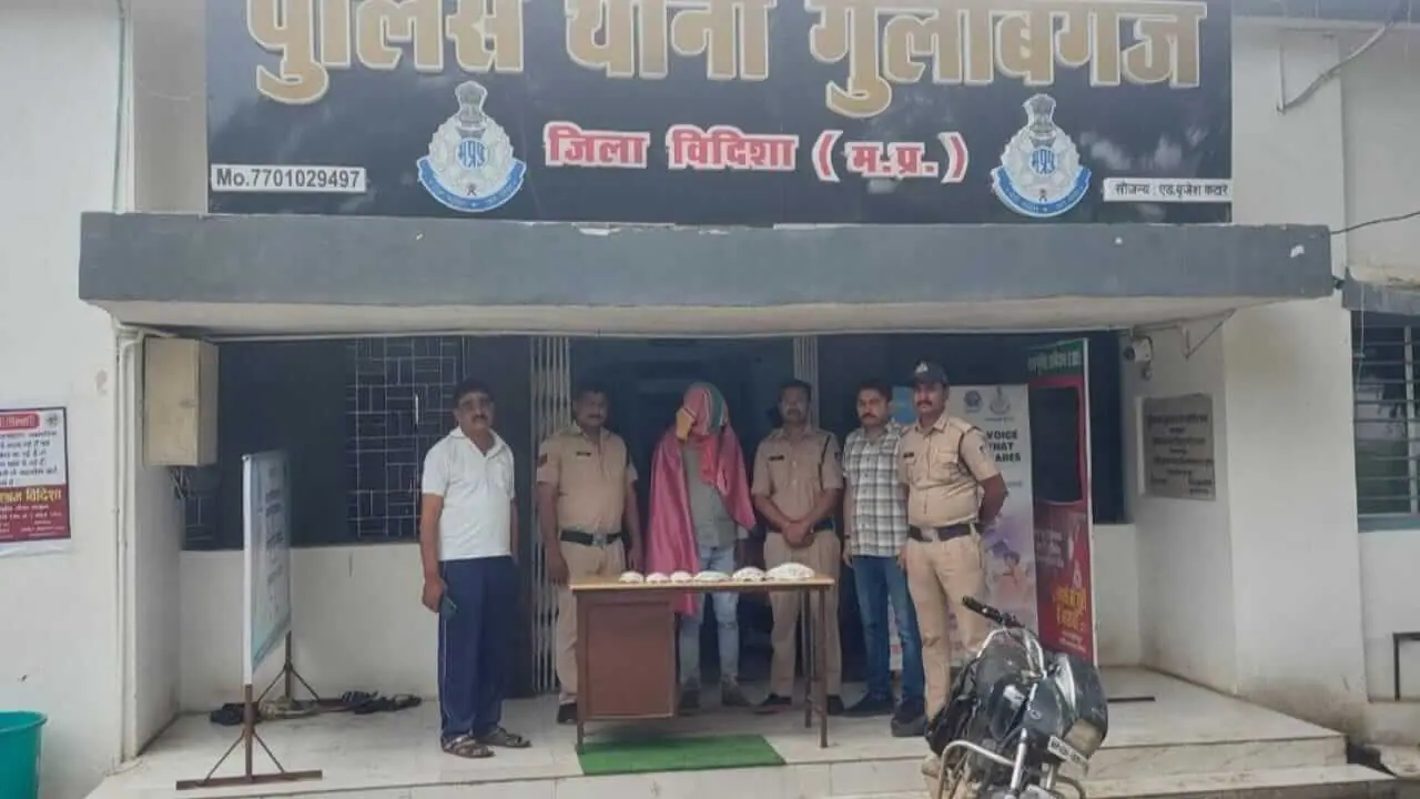 भगवा पहन मंदिरों में चोरी करने वाला चढ़ा पुलिस के हत्थे, चांदी के मुकुट और हार बरामद
