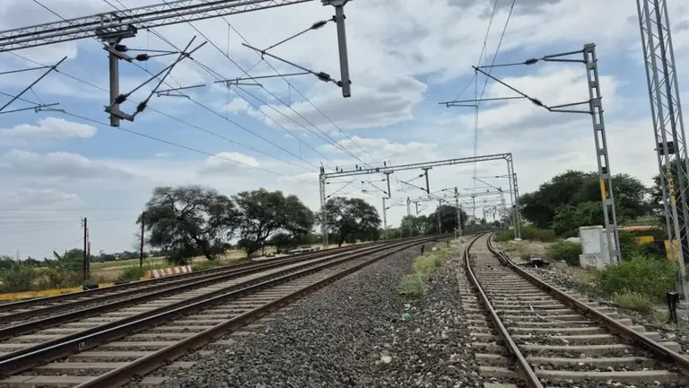 नागदा में रेलवे बायपास ट्रैक का विरोध तेज, निजी भूमि अधिग्रहण पर जन आंदोलन की चेतावनी