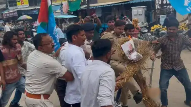 जंतर-मंतर लाठीचार्ज मामला: बैतूल में NSUI का प्रदर्शन, अमित शाह का पुतला फूंका, राष्ट्रपति के नाम सौंपा ज्ञापन, पढ़ें खबर