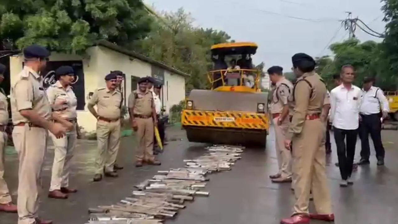 इंदौर में 1000 से ज्यादा मोडिफाइड साइलेंसर पर चला रोड रोलर, ट्रैफिक पुलिस ने किया नष्ट