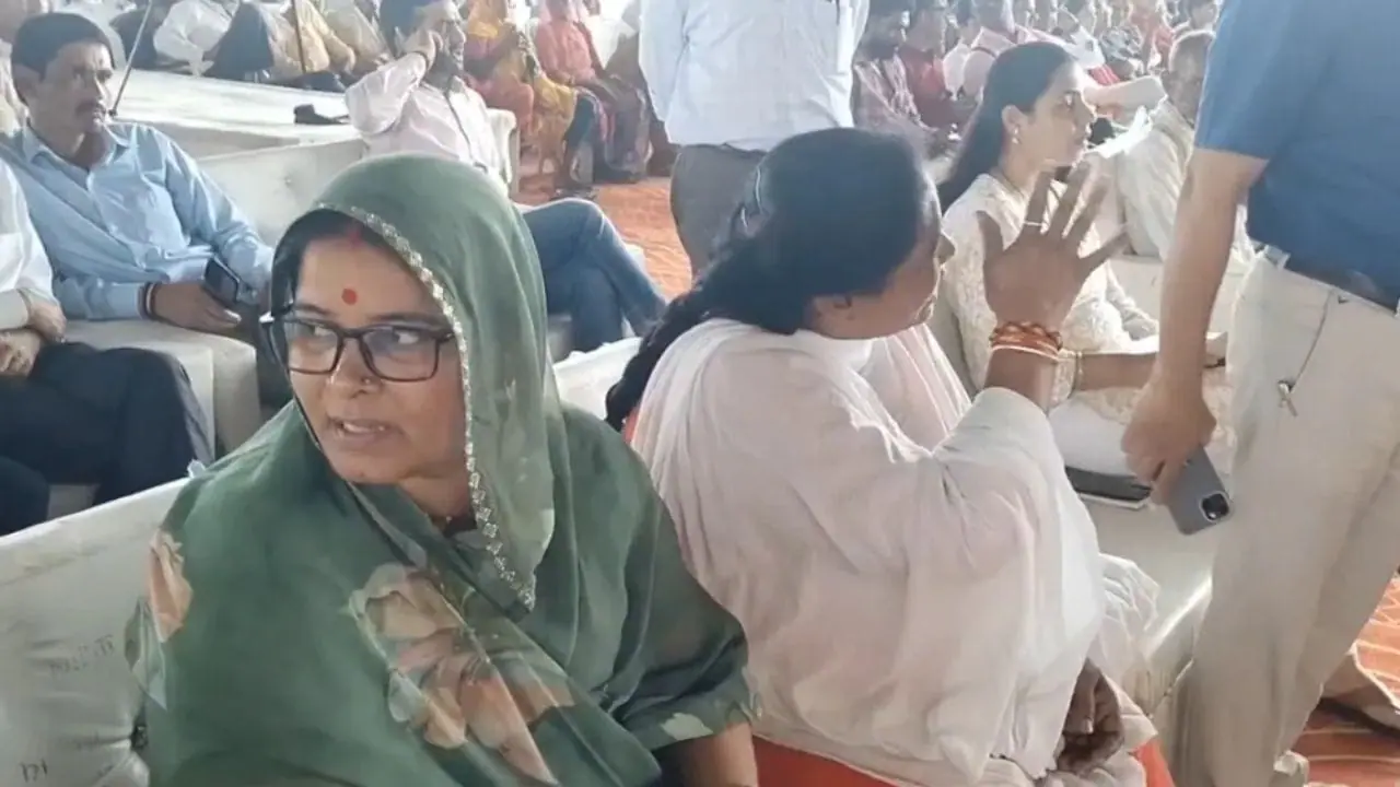 शिवपुरी में मंच पर पीछे बैठाने से नाराज हुईं महिला जनप्रतिनिधि, विधायक ने मनाकर आगे बैठाया