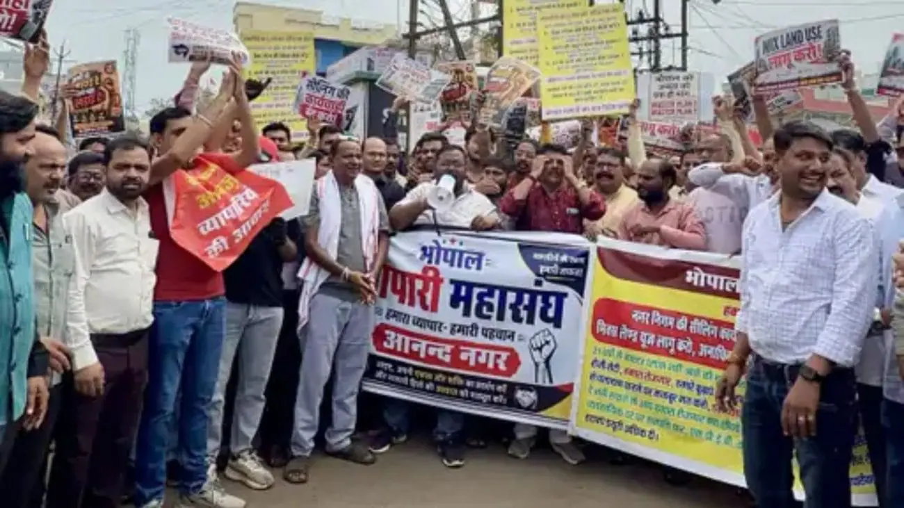 भोपाल में सीलिंग कार्रवाई के विरोध में व्यापारियों का प्रदर्शन, आनंद नगर में निकली रैली, की मास्टर प्लान की मांग