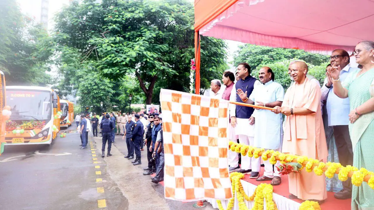 योगी आदित्यनाथ का रक्षाबंधन पर तोहफा, तीन दिनों तक महिलाएं, बेटियां एक सहयात्री के साथ बसों में कर सकेंगी निःशुल्क यात्रा