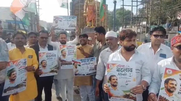 दतिया उपचुनाव में कांग्रेस की जीत पर इंदौर में जश्न का माहौल, ढोल-नगाड़ों पर झूमे कार्यकर्ता, बांटी मिठाइयां