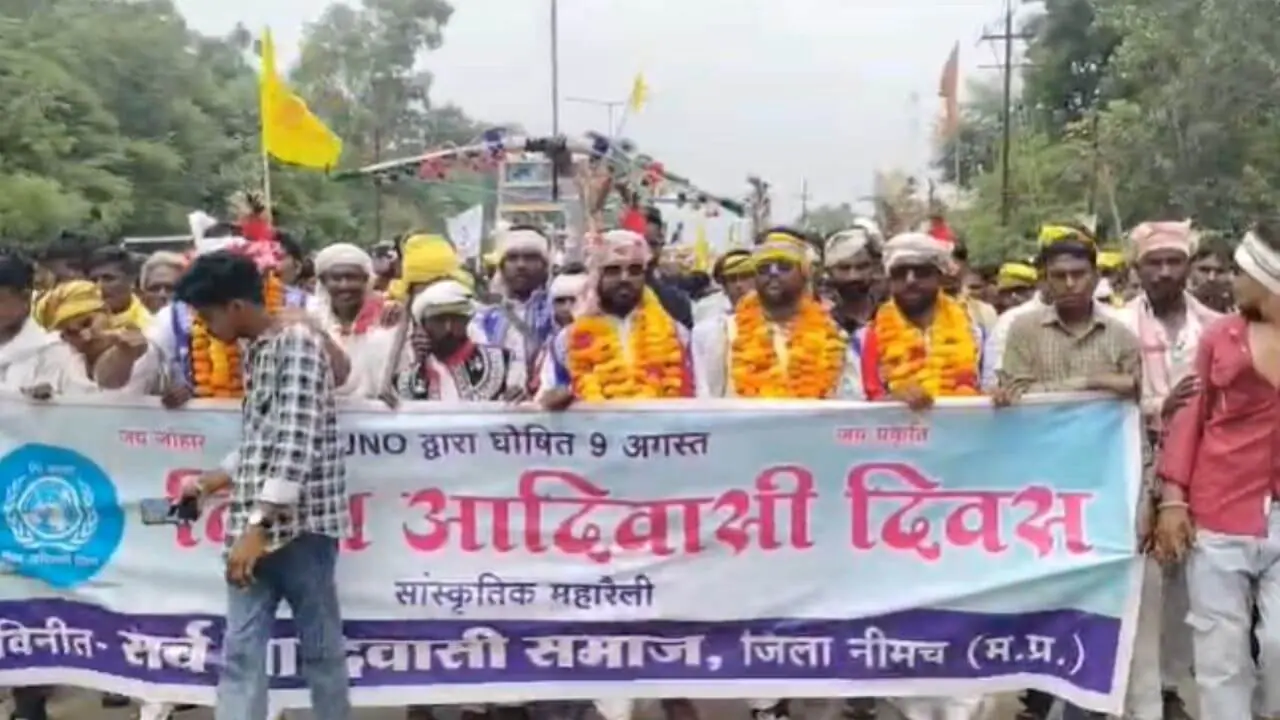 नीमच में धूमधाम से मनाया गया विश्व आदिवासी दिवस, निकली भव्य रैली, ‘जय जोहार’ के नारों से गूंजा शहर