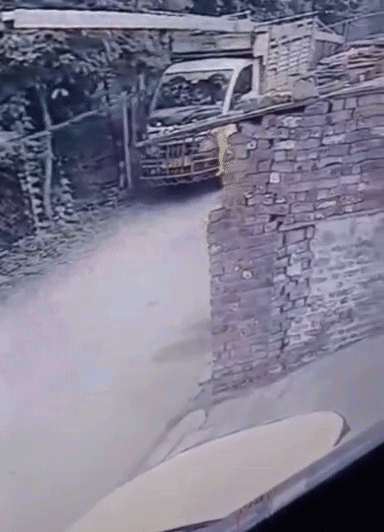 उज्जैन में सिंहस्थ की तैयारी के बीच बिजली के 3 पोल चोरी, दिनदहाड़े हाइड्रा से उठाकर ले गए चोर, CCTV में कैद हुई पूरी वारदात