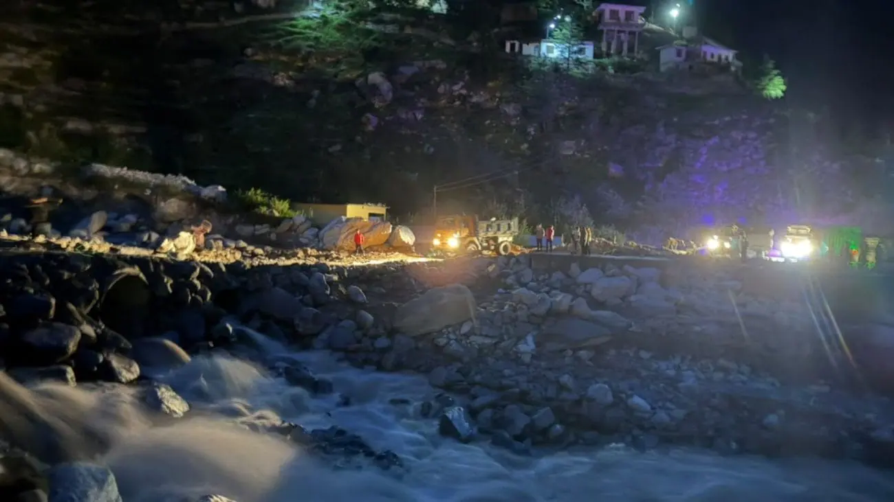 तमक नाले में ह्यूम पाइप डालकर बनाया गया अस्थाई रास्ता, वाहनों की आवाजाही हुई शुरू