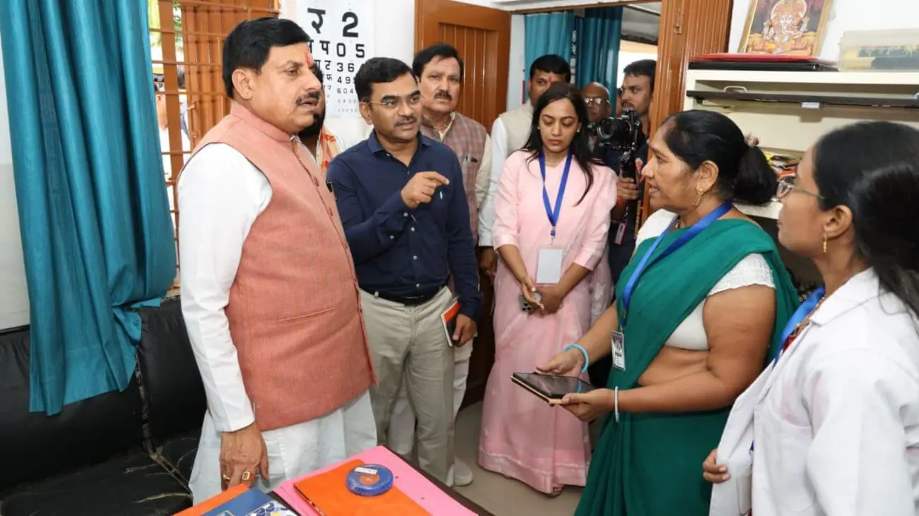 उप स्वास्थ्य केंद्र में सीएम डॉ. मोहन यादव ने परखी जमीनी स्वास्थ्य व्यवस्था, दवाइयों-टीकाकरण से लेकर सिकलसेल मरीजों तक की ली जानकारी