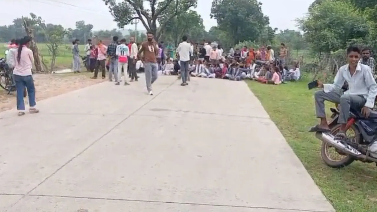 टीकमगढ़ में प्रभारी प्राचार्य के तबादले के खिलाफ सड़क पर उतरे छात्र, किया चक्काजाम, शिक्षकों की कार्यप्रणाली पर भी उठाए सवाल