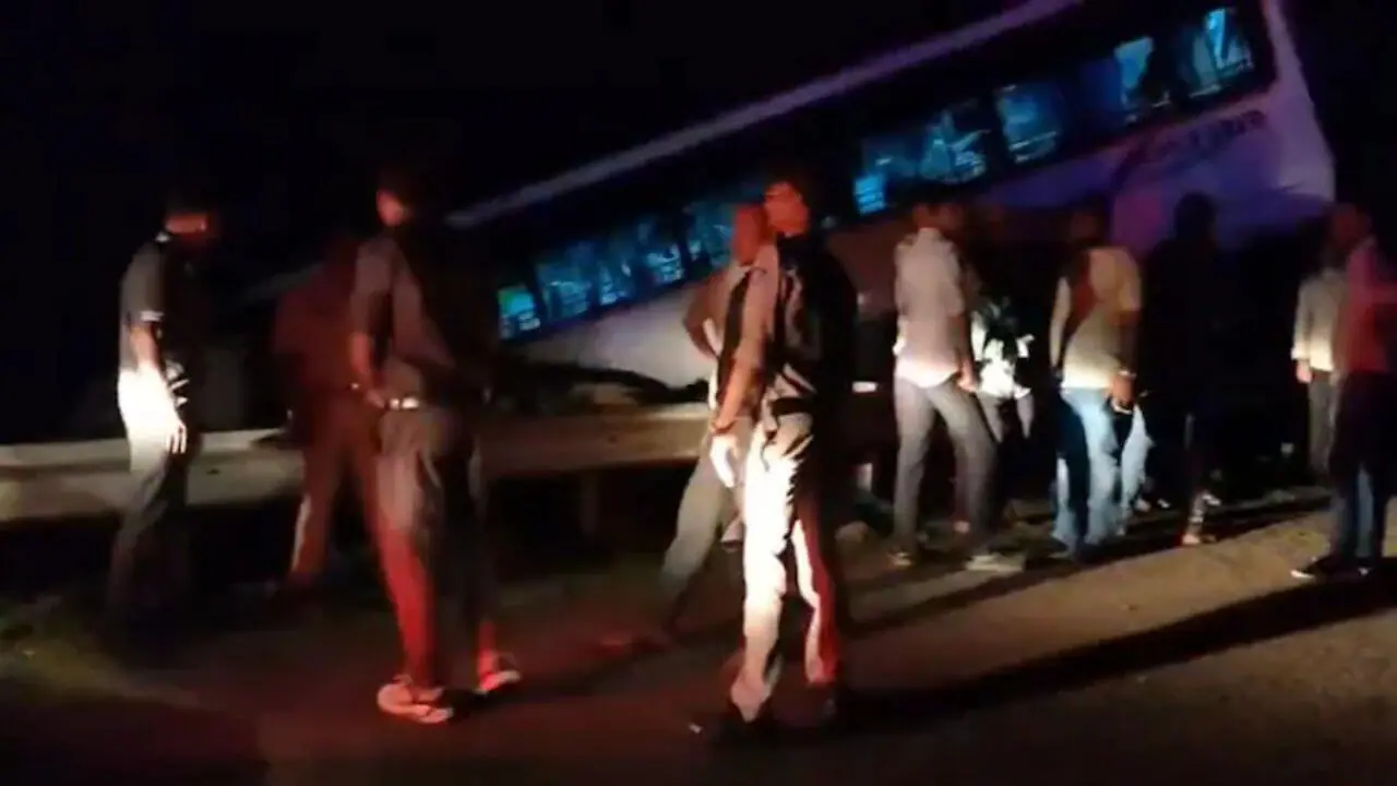 जामघाट में बड़ा हादसा टला, 50 छात्रों से भरी बस के ब्रेक फेल, खाई के मुहाने पर लटकी बस