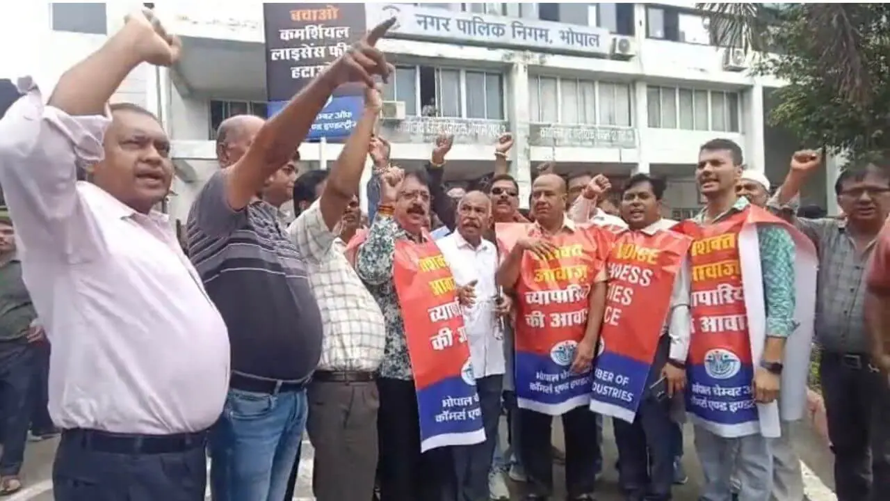भोपाल में कमर्शियल लाइसेंस शुल्क के खिलाफ व्यापारियों का आंदोलन, नगर निगम कार्यालय के बाहर धरना प्रदर्शन