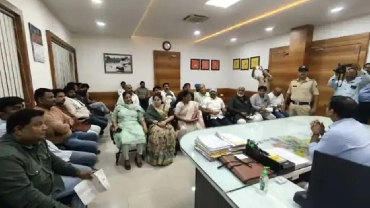 इंदौर नगर निगम को कांग्रेस ने घेरा, नामांतरण घोटाले और सड़कों की बदहाली पर उठाए सवाल