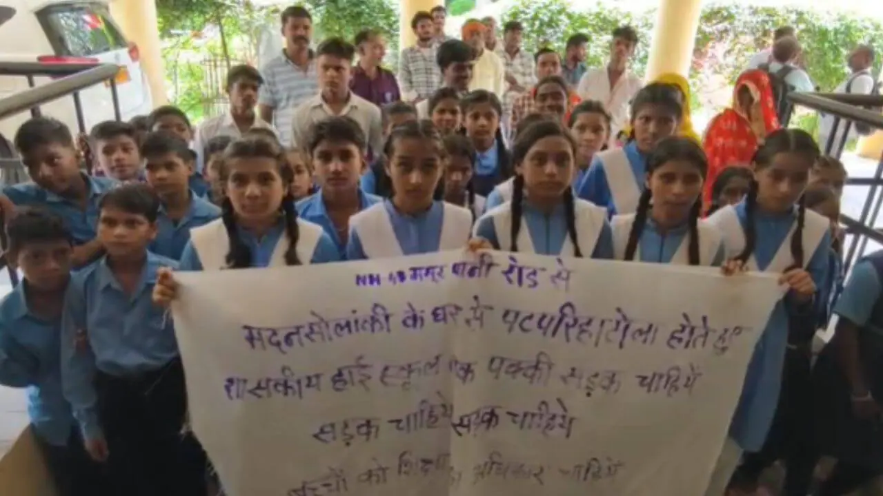 उमरिया में सड़क पर उतरे स्कूली बच्चे, सड़क-पुल निर्माण की मांग को लेकर कलेक्टर कार्यालय का किया घेराव
