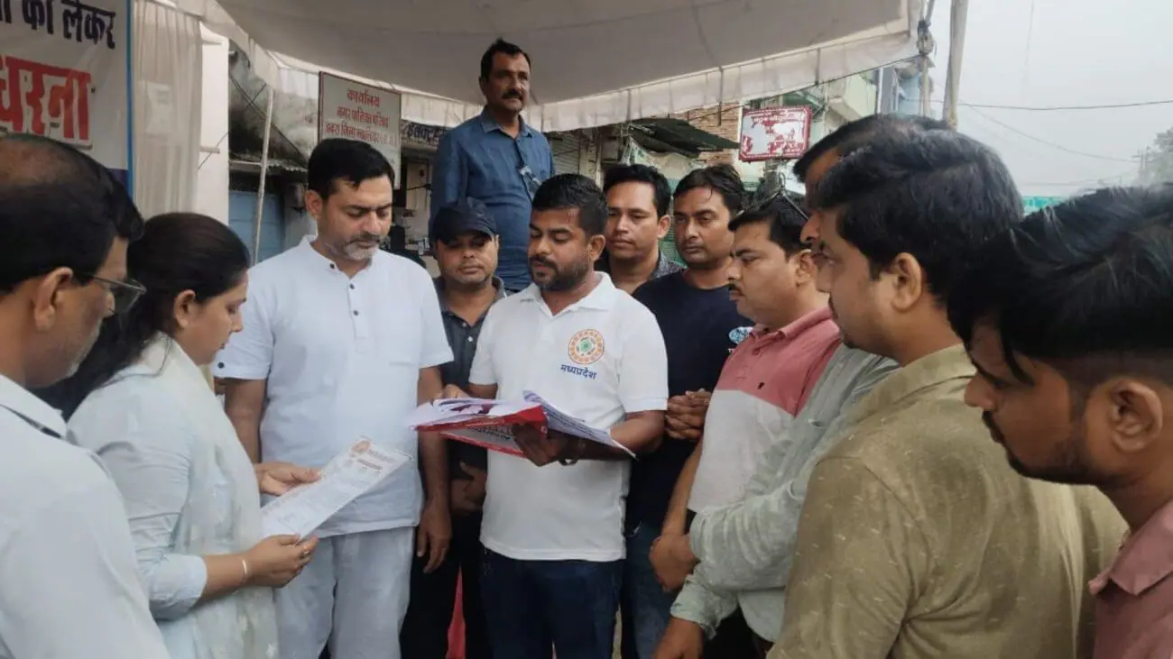 डबरा की बदहाल सड़कें, बंद स्ट्रीट लाइट और जाम से परेशान लोग, दिगंबर जैन सोशल ग्रुप ने प्रशासन को सौंपा ज्ञापन