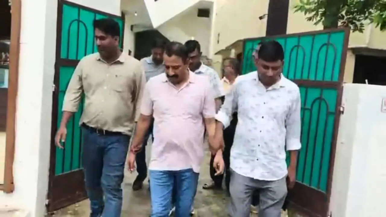 जिला सहकारी बैंक सतना के CEO को 96,000 रुपये की रिश्वत लेते लोकायुक्त पुलिस ने रंगे हाथ पकड़ा