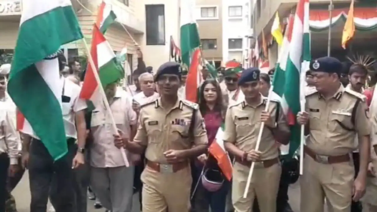 इंदौर में पुलिसकर्मियों ने निकाली भव्य तिरंगा यात्रा, कमिश्नर संतोष कुमार सिंह ने किया शुभारंभ, शहर में गूंजा एकता का संदेश