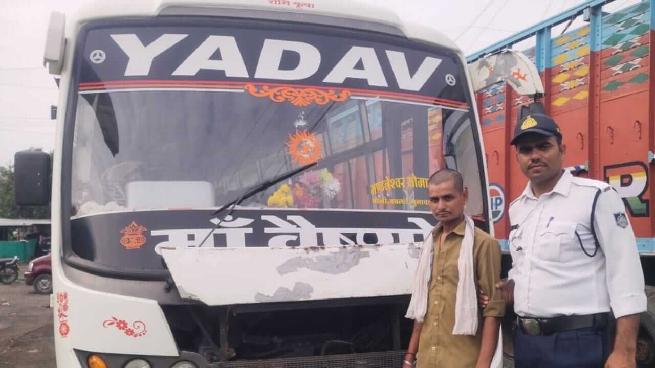 इंदौर: नशे में धुत ड्राइवर पर यातायात पुलिस की कार्रवाई, बस जब्त, निरस्त होगा चालक का लाइसेंस