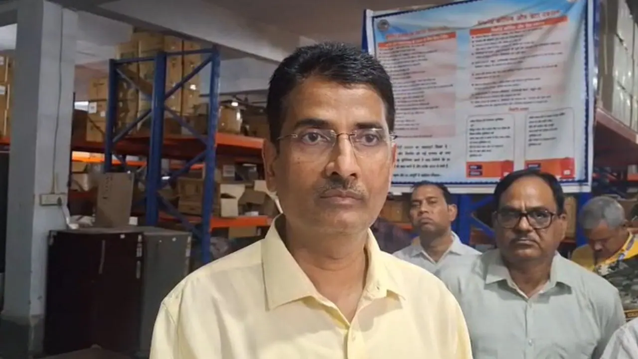 दमोह जिला अस्पताल में कलेक्टर का औचक निरीक्षण, एक्सपायरी दवाएं और बंद मिले फ्रीजर, दो कर्मचारियों पर गिरी गाज