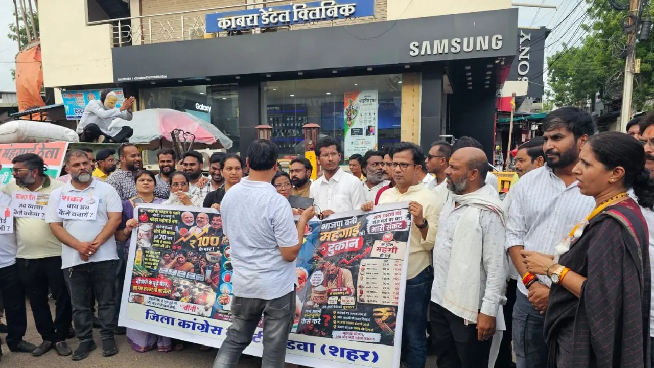 चीनी के बढ़ते दामों पर सियासत तेज, खंडवा में कांग्रेस ने ‘महंगाई का ठेला’ निकालकर जताया विरोध, केंद्र सरकार को घेरा