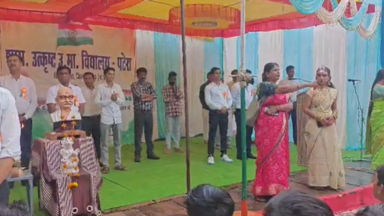 दमोह: स्वतंत्रता दिवस समारोह में पूर्व ​प्रिंसिपल का बड़ा आरोप, मौजूदा प्राचार्य को बताया भ्रष्टाचारी, सामने आया वीडियो