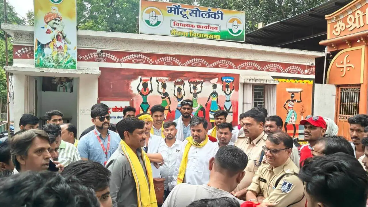बड़वानी में BEO को हटाने की मांग तेज, आंदोलन में जा रहे विधायक मोंटू सोलंकी को पुलिस ने डेढ़ घंटे रोका, पढ़ें खबर