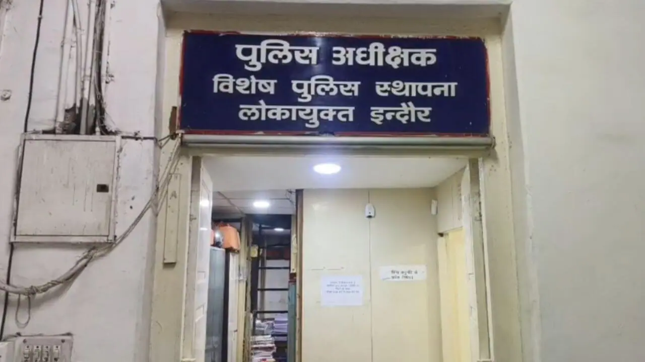क्राइम ब्रांच में आई शिकायत पर कार्रवाई रोकने मांगी रिश्वत, पुलिस इंस्पेक्टर, दो आरक्षक और एक प्राइवेट व्यक्ति पर मामला दर्ज