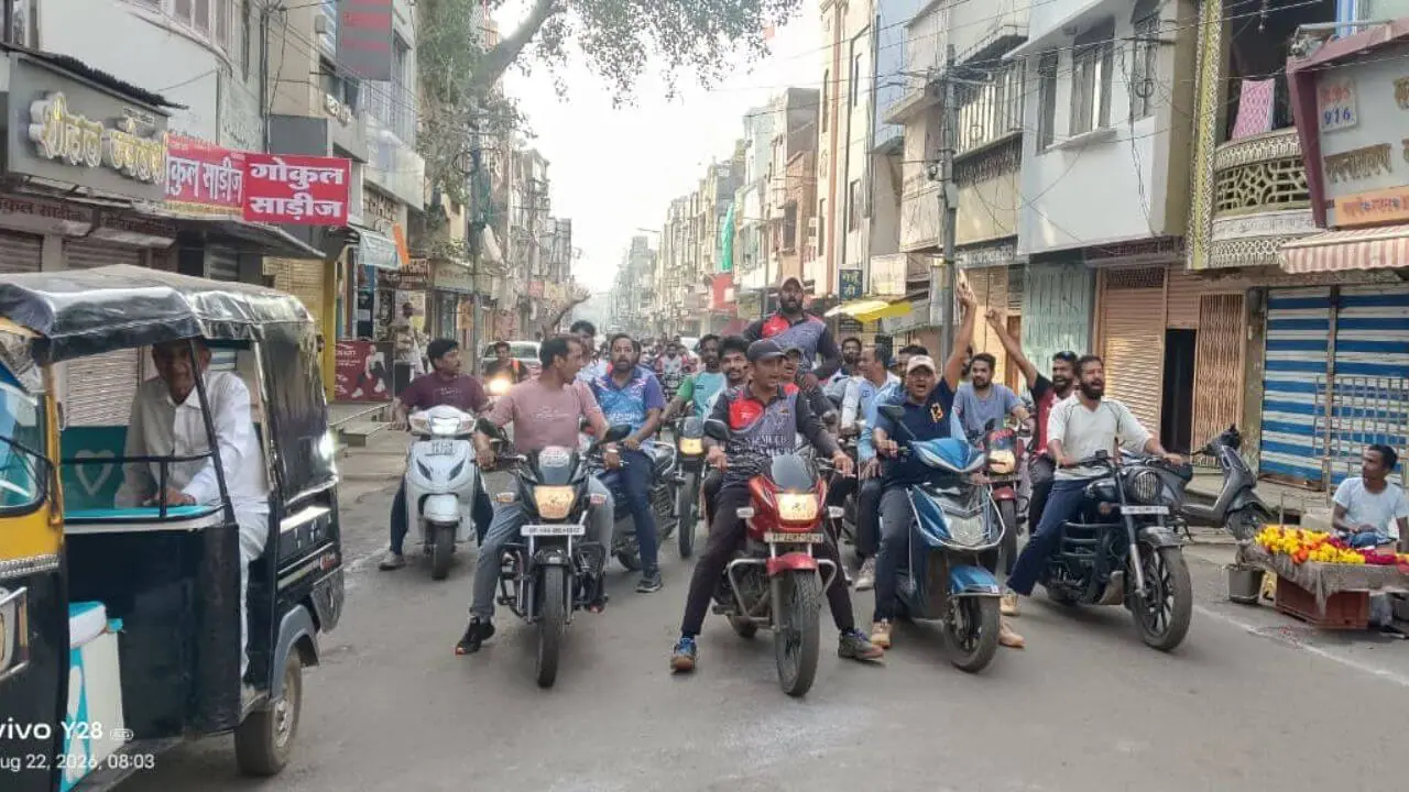 खेल मैदान बचाने नीमच बंद, खिलाड़ियों ने सड़क पर उतरकर किया प्रदर्शन, सीएम राइज स्कूल का विरोध