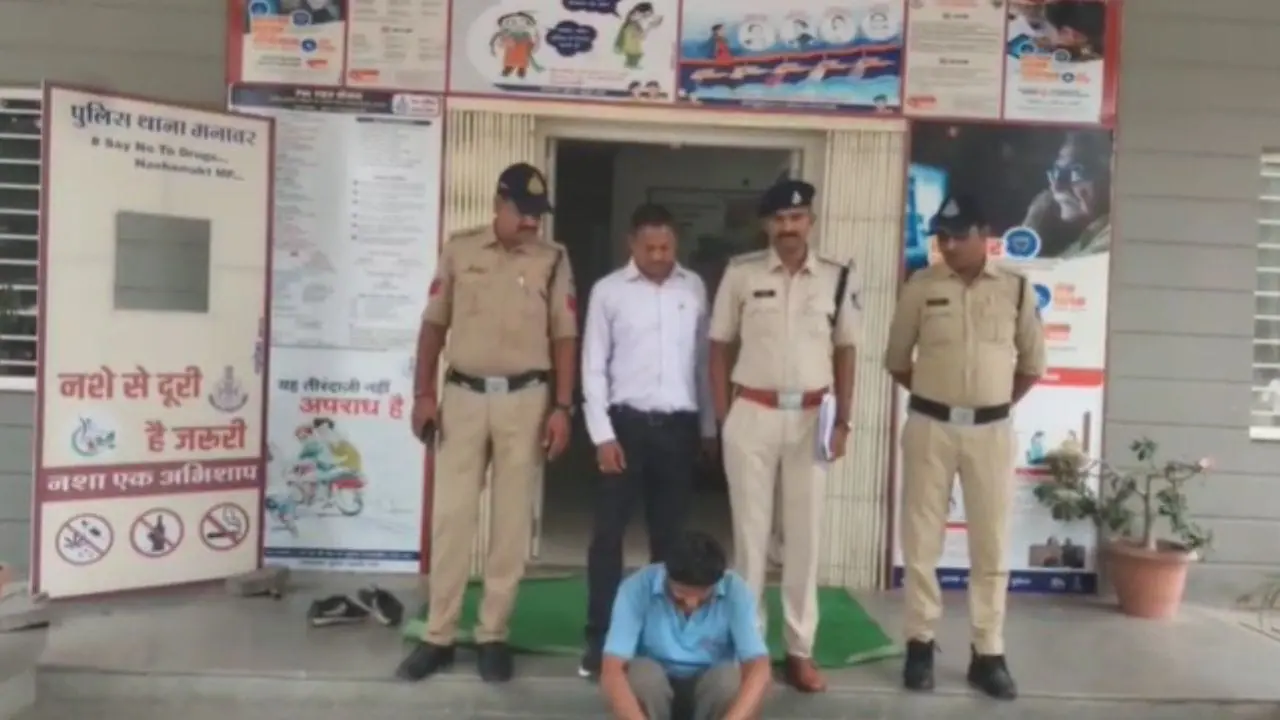 धार में पुलिस की बड़ी कार्रवाई, फर्जी चरित्र प्रमाण पत्र बनाने वाला फोटो कॉपी सेंटर संचालक गिरफ्तार, मिली थाने की नकली सील