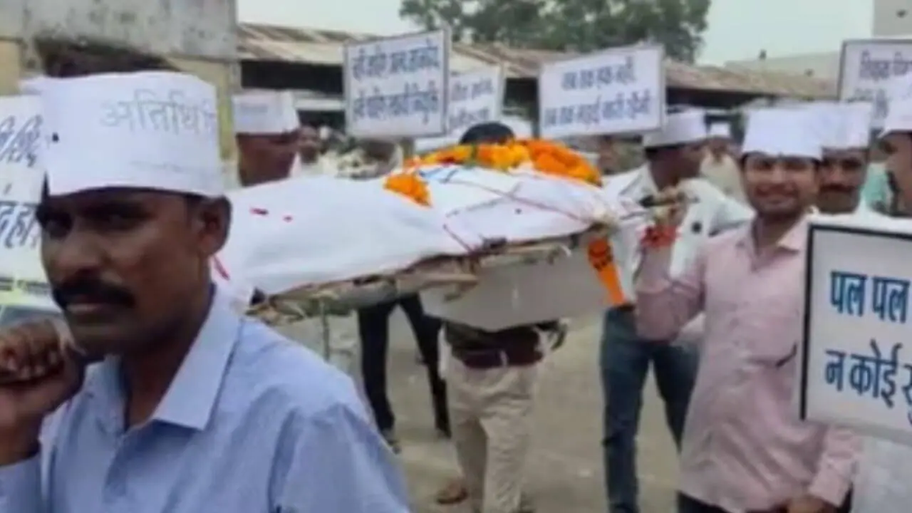 मांगों को लेकर सड़कों पर उतरे अतिथि शिक्षक, शाजापुर में निकाली अनोखी अर्थी यात्रा