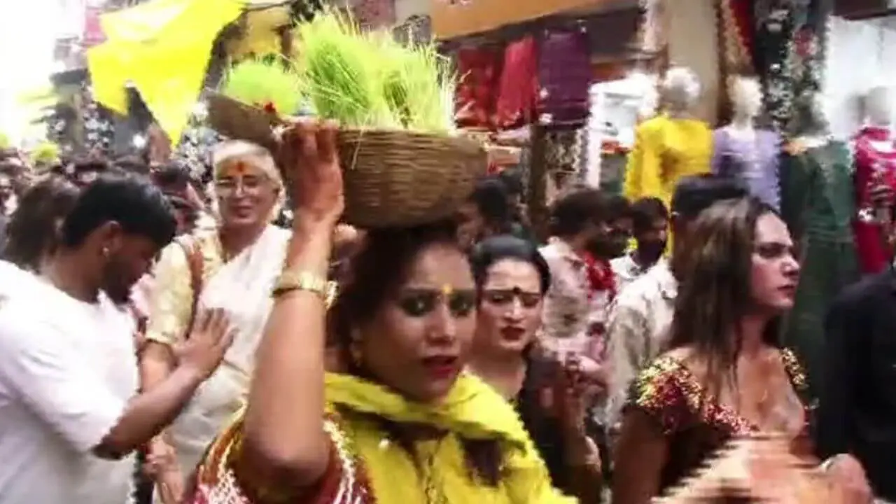 भोपाल में किन्नर समाज का भुजरिया पर्व पर भव्य जुलूस, काजल गुरु के नेतृत्व में मांगी खुशहाली और अच्छी बारिश