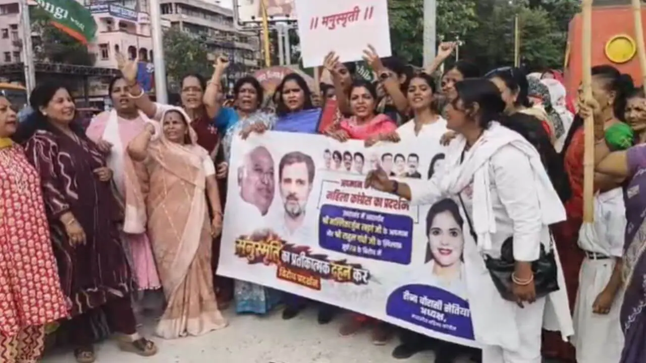 मल्लिकार्जुन खरगे की रैली स्थल के ‘शुद्धिकरण’ पर विवाद, इंदौर में महिला कांग्रेस ने किया विरोध प्रदर्शन, जमकर की नारेबाजी