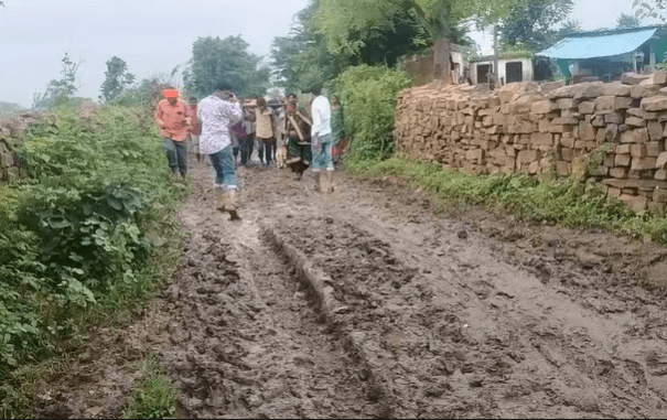 छतरपुर में खाट बनी एम्बुलेंस: प्रसूता को 2 KM कीचड़ से लेकर निकले ग्रामीण, 3 घंटे बाद भी नहीं पहुंची जननी एक्सप्रेस