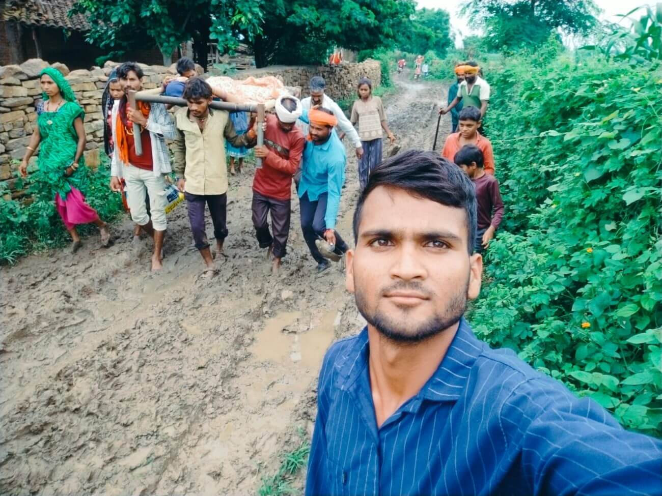 छतरपुर में खाट बनी एम्बुलेंस: प्रसूता को 2 KM कीचड़ से लेकर निकले ग्रामीण, 3 घंटे बाद भी नहीं पहुंची जननी एक्सप्रेस