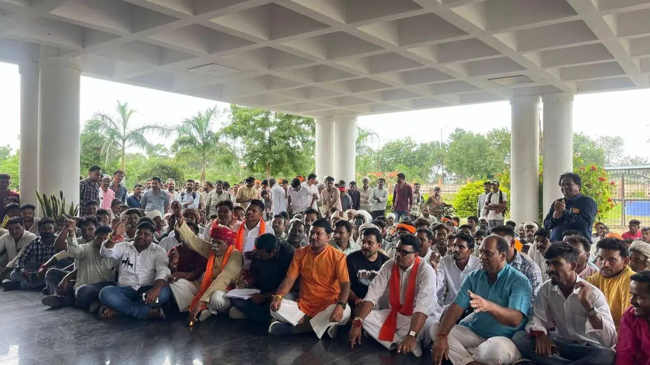 आलीराजपुर में कम बारिश से फसलों पर संकट, किसानों के साथ कलेक्ट्रेट पहुंचे मंत्री नागर सिंह चौहान, कलेक्टर ने दिया राहत का भरोसा