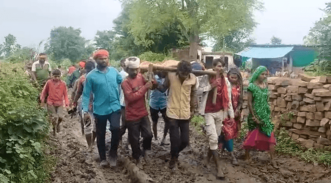 छतरपुर में खाट बनी एम्बुलेंस: प्रसूता को 2 KM कीचड़ से लेकर निकले ग्रामीण, 3 घंटे बाद भी नहीं पहुंची जननी एक्सप्रेस