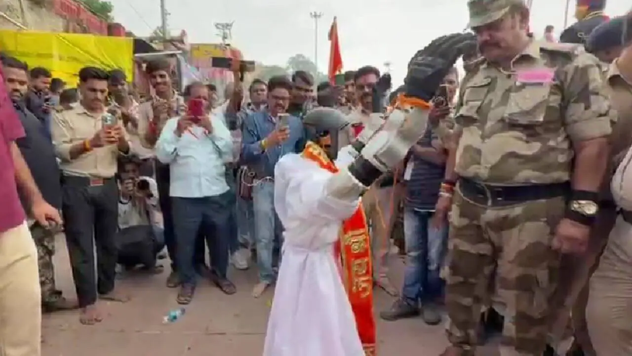भजनों पर झूमा रोबोट, महाकाल की सवारी में दिखा अद्भुत नजारा