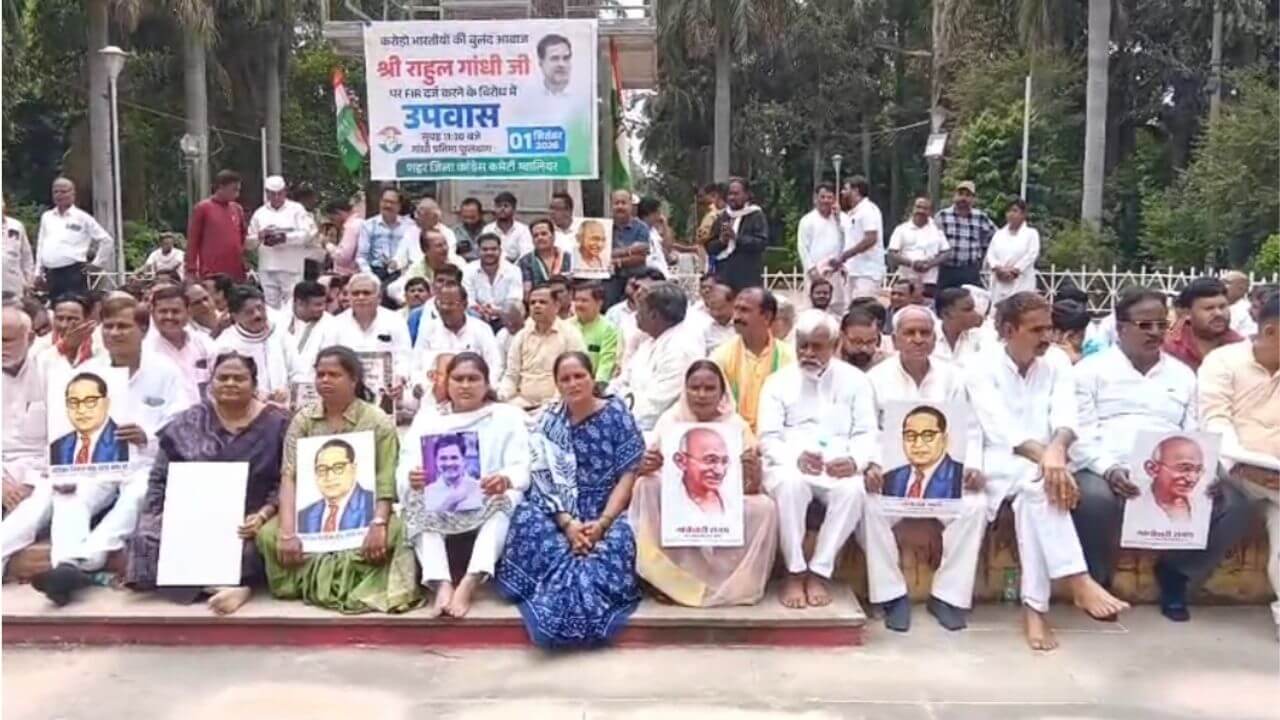 राहुल गांधी पर FIR के विरोध में ग्वालियर कांग्रेस ने गांधी प्रतिमा के नीचे किया सांकेतिक उपवास, अमित शाह से मांगा इस्तीफा