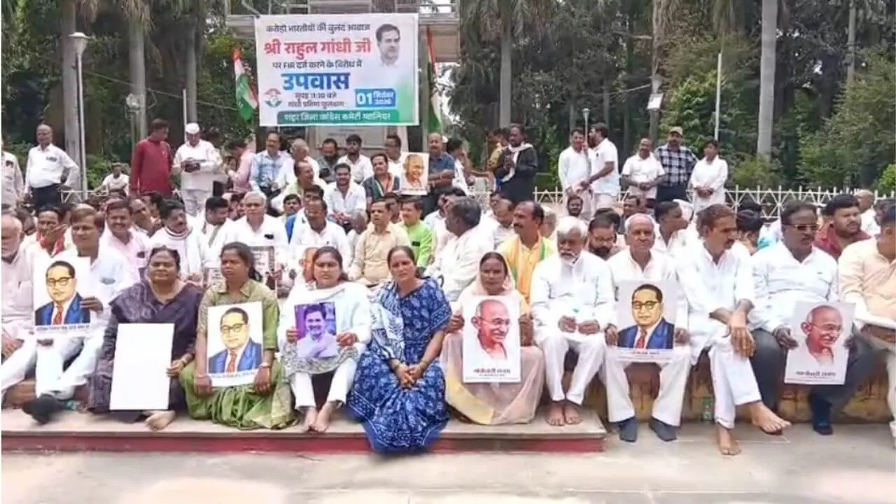 राहुल गांधी पर FIR के विरोध में ग्वालियर कांग्रेस ने गांधी प्रतिमा के नीचे किया सांकेतिक उपवास, अमित शाह से मांगा इस्तीफा