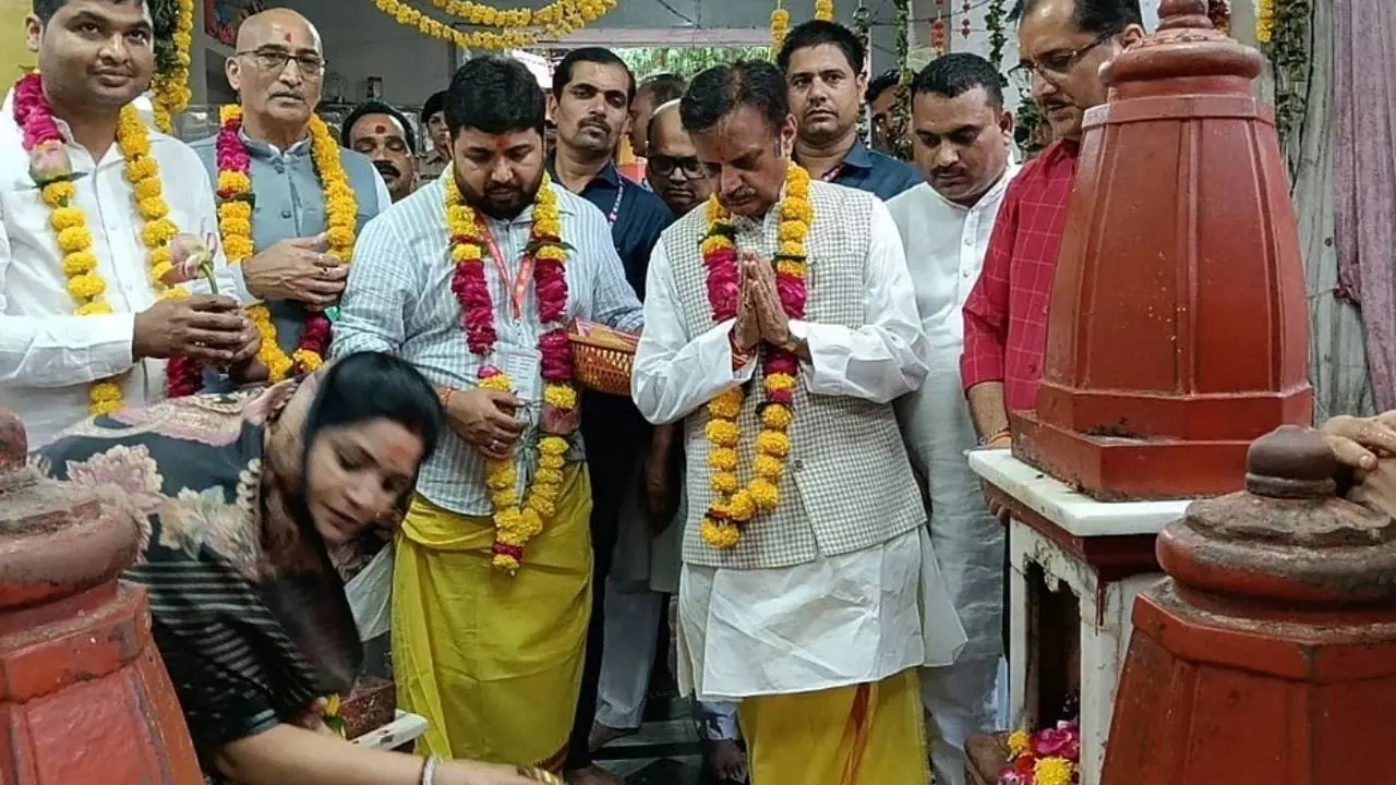 दतिया में मां पीतांबरा के दरबार पहुंचे, वनखंडेश्वर महादेव का किया जलाभिषेक