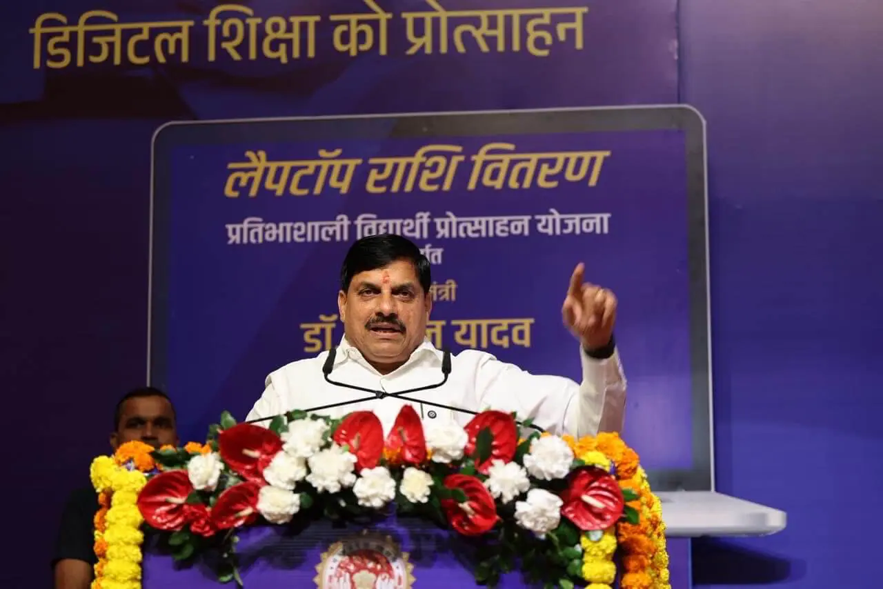 1.22 लाख मेधावी छात्रों के खातों में लैपटॉप की राशि जारी, CM बोले- सफलता के साथ विनम्रता रखें, असफलता की स्थिति में हिम्मत न हारें