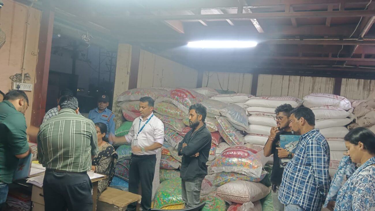 इंदौर में खाद्य विभाग की बड़ी कार्रवाई, चॉकलेट फैक्ट्री से 375 क्विंटल शक्कर की जप्त, स्टॉक सीमा से ज्यादा मिला भंडारण