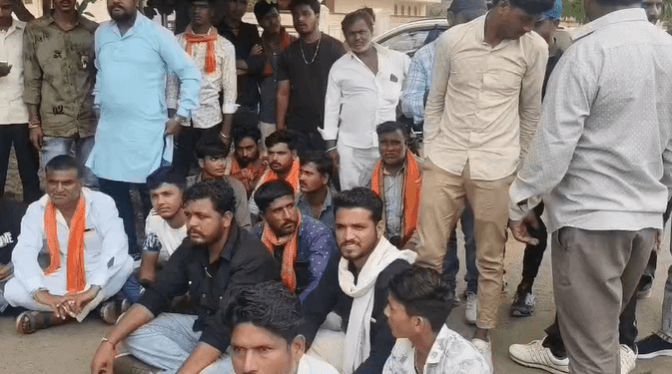नीमच: श्री रूपसिंह महाराज का बोर्ड उखाड़ने पर बवाल, सड़क पर उतरा बंजारा समाज, SP कार्यालय पहुंचकर सौंपा ज्ञापन