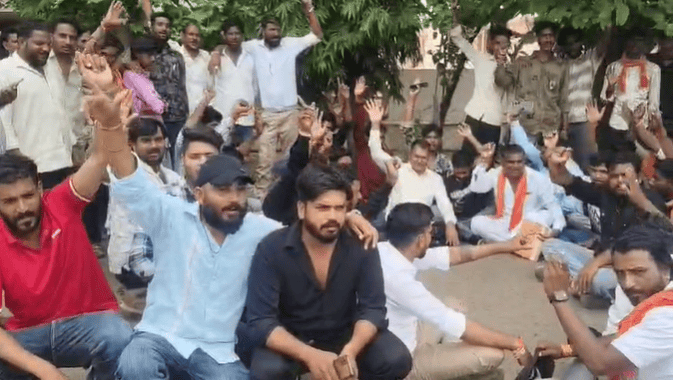 नीमच: श्री रूपसिंह महाराज का बोर्ड उखाड़ने पर बवाल, सड़क पर उतरा बंजारा समाज, SP कार्यालय पहुंचकर सौंपा ज्ञापन