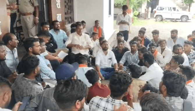 नीमच: श्री रूपसिंह महाराज का बोर्ड उखाड़ने पर बवाल, सड़क पर उतरा बंजारा समाज, SP कार्यालय पहुंचकर सौंपा ज्ञापन