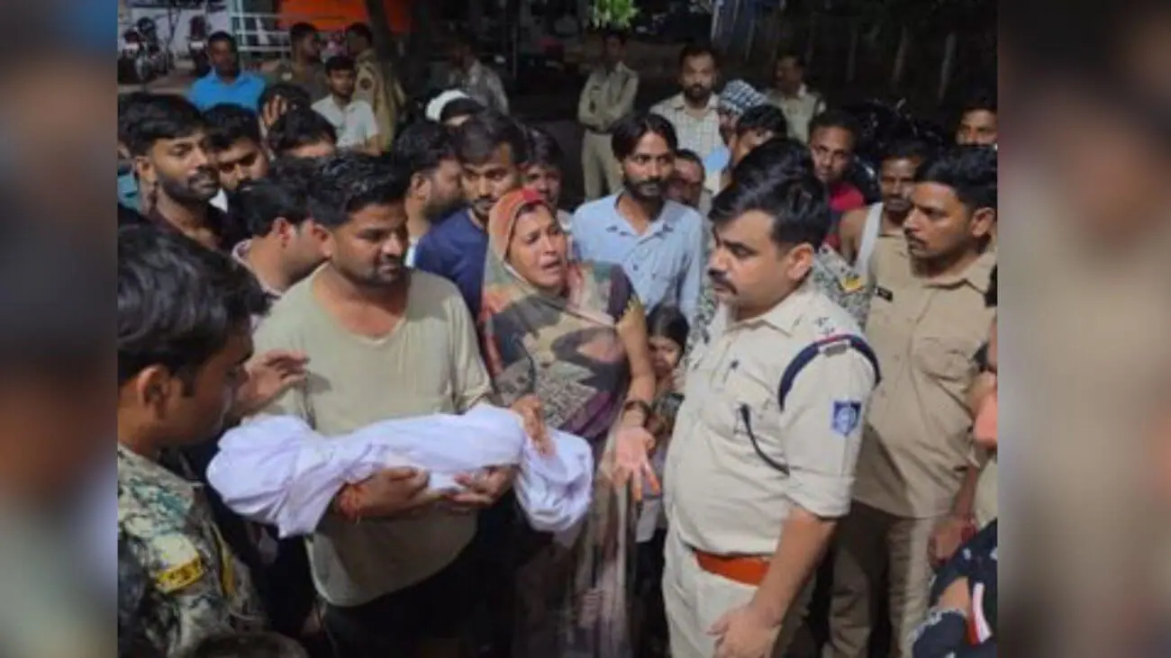 डबरा में आधी रात ढहा कच्चा मकान, मलबे में दबा परिवार; मां और 2 साल के बेटे की मौत