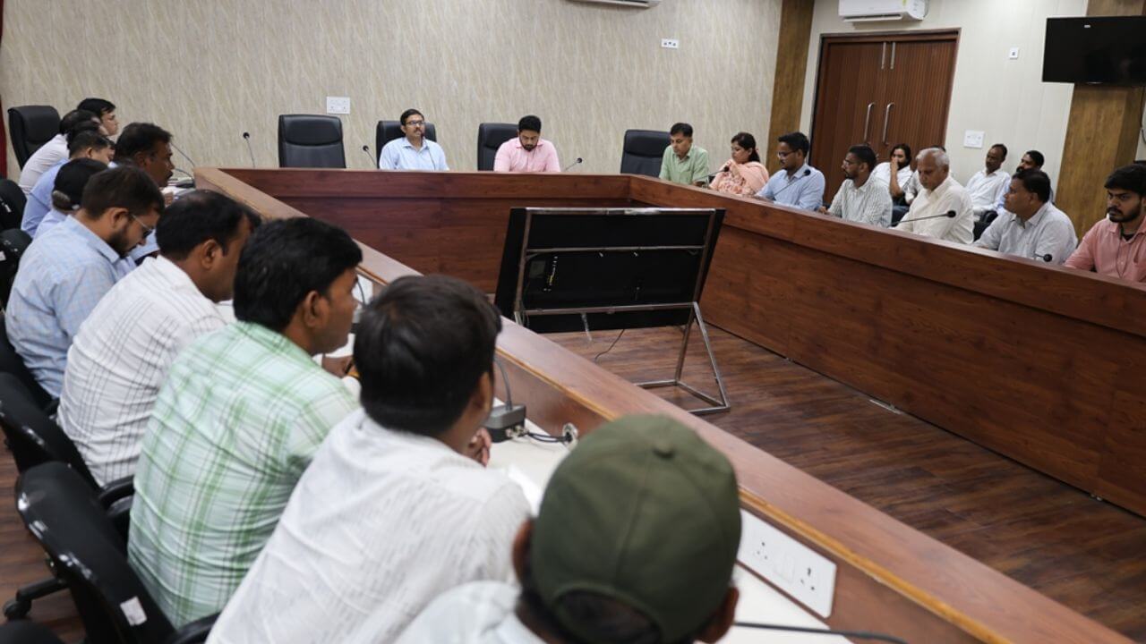 गंदगी मिलने पर भड़के ग्वालियर नगर निगम कमिश्नर, बोले- 15 दिन का समय है सुधार ले व्यवस्था, तीन अधिकारियों का 7 दिन का वेतन काटा