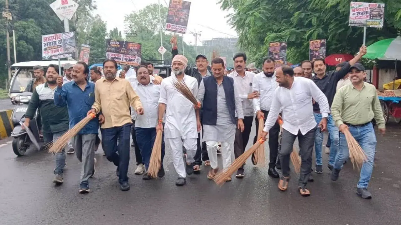 जबलपुर की खराब सड़कों पर कांग्रेस का अनोखा प्रदर्शन, झाड़ू लगाकर जताया विरोध, महापौर पर साधा निशाना