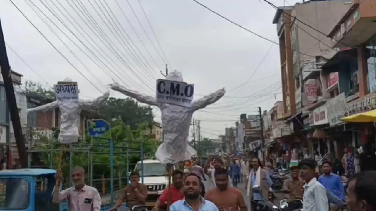 दमोह में गंदगी और जलभराव से बेहाल बाजार, व्यापारियों का फूटा गुस्सा, नगर पालिका अध्यक्ष-CMO का पुतला जलाया