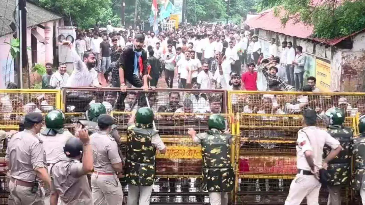 कॉलेज चुनाव और PPP मोड के खिलाफ कांग्रेस-NSUI का प्रदर्शन, बैरिगेड तोड़कर कलेक्टर कार्यालय में घुसे कार्यकर्ता, सौंपा ज्ञापन